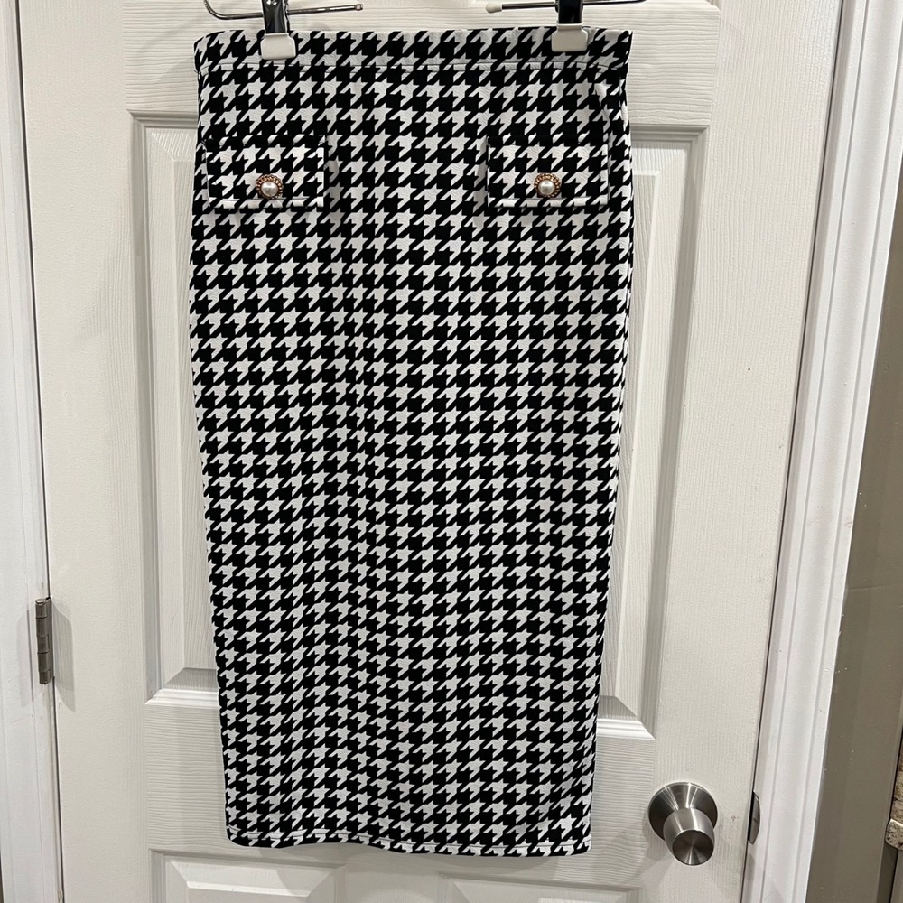 Black White Houndstooth Pencil Midi Skirt Faux Pearl Button Accent Womens